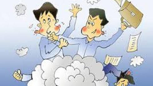 Kon Tum: Đi công tác về, hai 'sếp' sở choảng nhau chảy máu mũi Kon Tum: Đi công tác về, hai 'sếp' sở choảng nhau chảy máu mũi