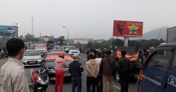 30 ôtô chắn ngang khiến cầu Bến Thủy tê liệt