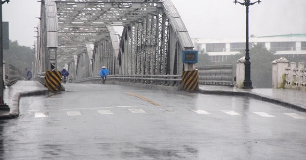 Bão số 13 đổ bộ đất liền, gió giật khủng khiếp, sóng biển tràn vào nhà dân Bão số 13 đổ bộ đất liền, gió giật khủng khiếp, sóng biển tràn vào nhà dân