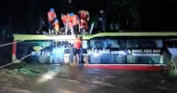 Quảng Bình: Giải cứu xe khách chở 18 người bị lũ cuốn trôi trong đêm Quảng Bình: Giải cứu xe khách chở 18 người bị lũ cuốn trôi trong đêm