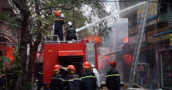 Hà Nội: Cửa hàng phụ tùng ô tô bốc cháy nghi ngút, nhiều người phát hoảng