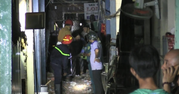 TP HCM: Sập sàn nhà vệ sinh, nhiều người mắc kẹt