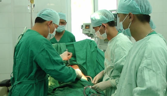 Hà Giang: Cắt bỏ khối u nặng 10kg trong bụng bé gái 12 tuổi