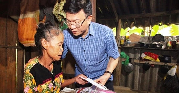 Bộ trưởng Bộ Tư pháp Lê Thành Long về miền Trung trao hỗ trợ cho người dân bị ảnh hưởng lũ lụt