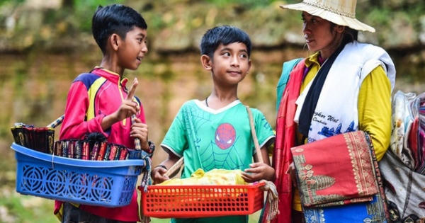 Nói trôi chảy 16 thứ tiếng, cậu bé bán hàng rong đổi đời ngoạn mục