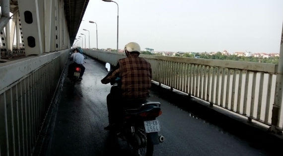 Bài 3: Cầu Thăng Long xuống cấp, trời nắng nhưng nước “mưa” vẫn tuôn xối xả Bài 3: Cầu Thăng Long xuống cấp, trời nắng nhưng nước “mưa” vẫn tuôn xối xả