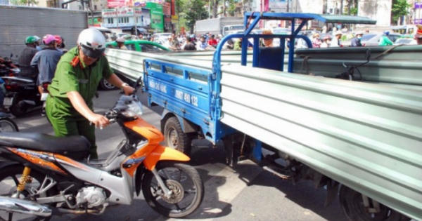 Giải pháp nào 'xóa sổ' xe ba bánh tại Hà Nội, TP HCM?