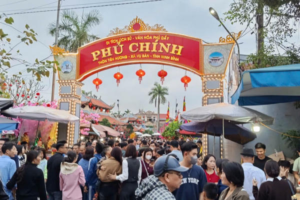 Hàng vạn người đổ về chợ “mua may, bán rủi” Viềng Xuân- Phủ Dầy