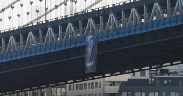 Ảnh của Tổng thống Nga Putin xuất hiện trên cầu ở Mỹ