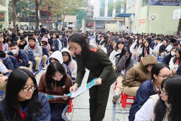 Công an phường Đống Đa tuyên truyền, phổ biến giáo dục pháp luật tại trường học Công an phường Đống Đa tuyên truyền, phổ biến giáo dục pháp luật tại trường học