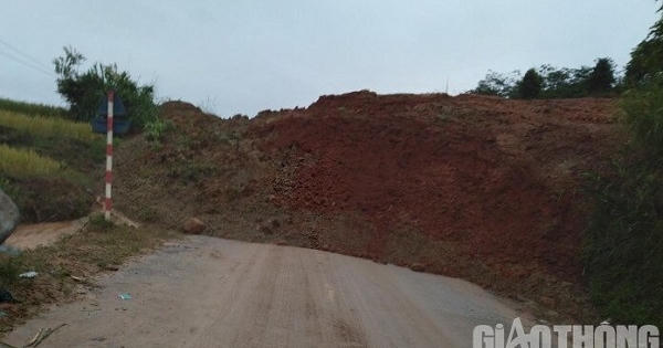 QL15C tiếp tục bị sạt lở gây chia cắt giao thông