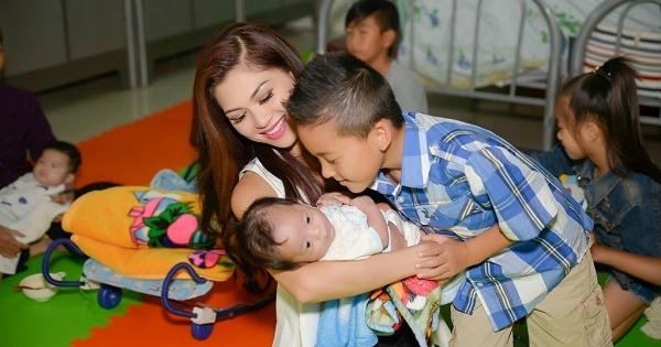 Hoa hậu phu nhân Việt Nam Hoàn cầu Phạm Thiên Trang giúp đỡ những hoàn cảnh khó khăn