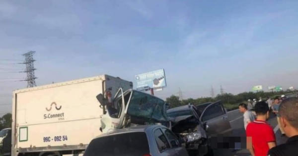 Ô tô lao lên dải phân cách trên cao tốc Hà Nội - Bắc Giang, đâm 2 người tử vong