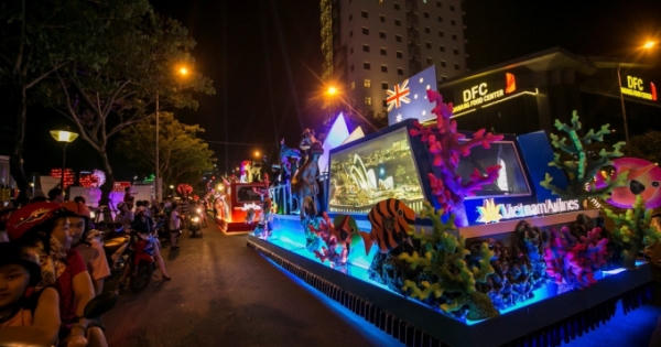 Hàng ngàn người tiếp tục đổ ra đường xem lễ hội đường phố Đà Nẵng 2017