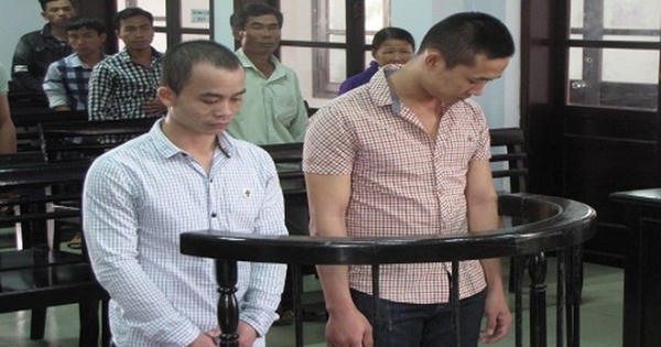 Cùng đi tù vì rủ nhau giật điện thoại