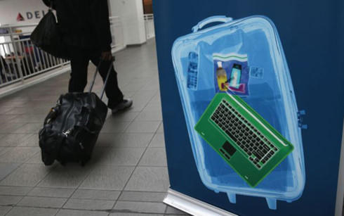 Mỹ, EU xem xét mở rộng lệnh cấm các thiết bị điện tử lớn trên máy bay