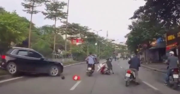 [Clip]: Audi Q5 lùi xe vượt dải phân cách đâm Mercedes GLK 300 và 2 xe máy