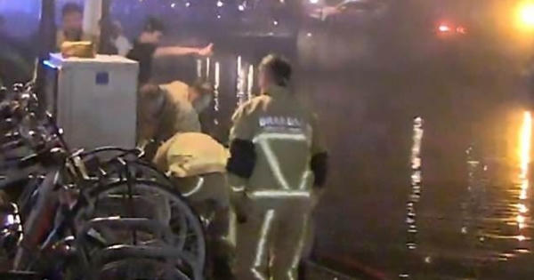 Du khách Anh chết đuối bên dòng kênh Amsterdam vì đi tìm chỗ tiểu