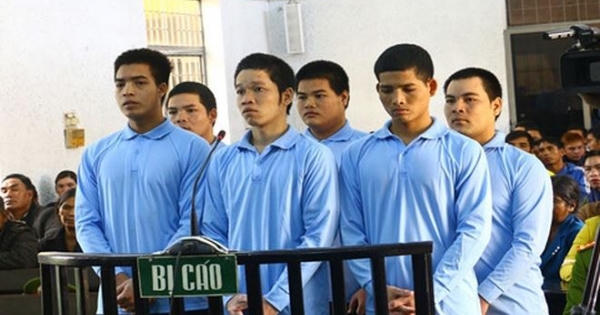 Đi chơi với bạn trai, bé gái bị 6 thanh niên thay nhau làm hại