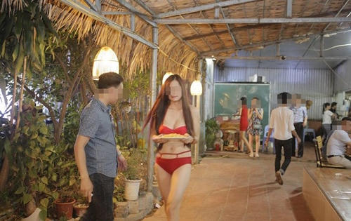 Mặc bikini tiếp thị bị phạt nặng, còn cởi trần bán hàng thì sao?