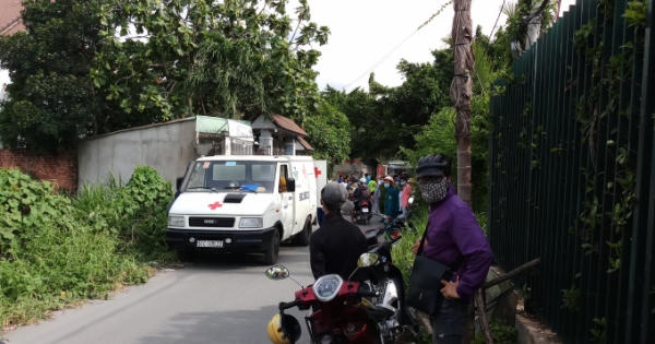 Phát hiện thi thể người đang phân hủy bên cạnh ống nước cất