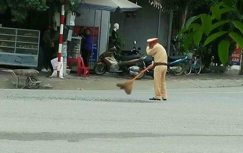 Nghệ An: Xúc động hình ảnh CSGT quét dọn đá đảm bảo an toàn giao thông