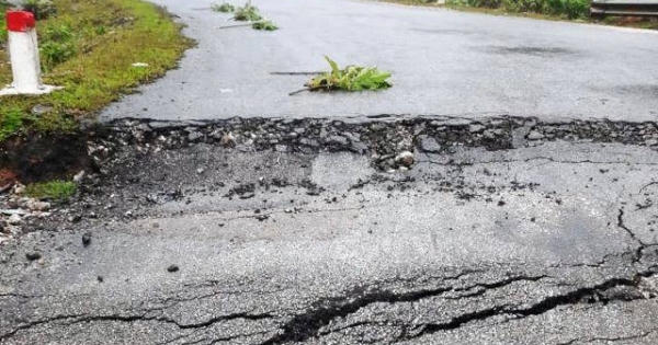 Dốc nguy hiểm bậc nhất Nghệ An bất ngờ xuất hiện vết nứt, sụt lún kéo dài