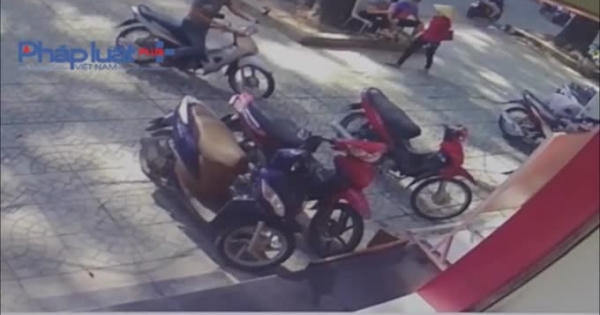 Đuổi việc tài xế xe buýt rút dao đâm người sau khi va chạm