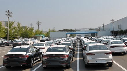 Ô tô giảm giá cả trăm triệu đồng vẫn không "đắt hàng"