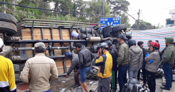 Lâm Đồng: Xe tải chở bia tuột dốc, tông hàng loạt xe máy