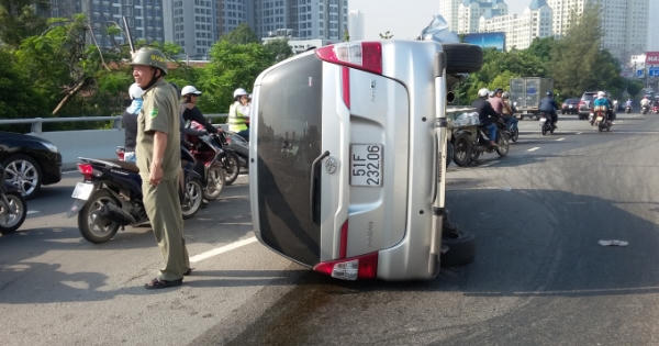 Húc gãy lan can cầu, “xế hộp” nhào lộn nhiều vòng Húc gãy lan can cầu, “xế hộp” nhào lộn nhiều vòng