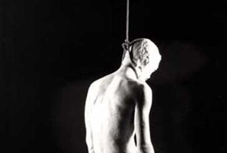 Nghệ An: Vợ bàng hoàng phát hiện chồng treo cổ tự vẫn