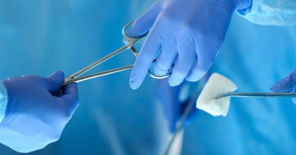 Tân trang 'cô bé' bằng thuốc: Tiền mất, tật mang