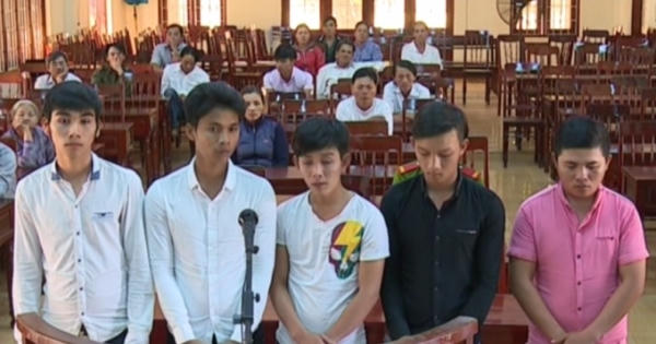 Năm thanh niên 9X "ngẫu hứng" rủ nhau đi đập phá tài sản Năm thanh niên 9X "ngẫu hứng" rủ nhau đi đập phá tài sản