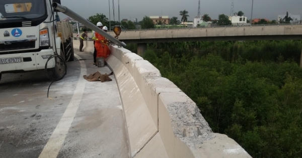 Xe container lật trên đường dẫn cao tốc, tài xế nhập viện Xe container lật trên đường dẫn cao tốc, tài xế nhập viện