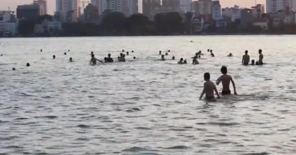 Hồ Tây "bãi tắm" tự phát tiềm ẩn nhiều rủi ro