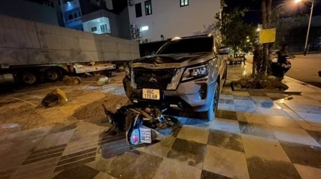 Tạm giữ tài xế bán tải tông người rồi kéo lê xe máy suốt 1km