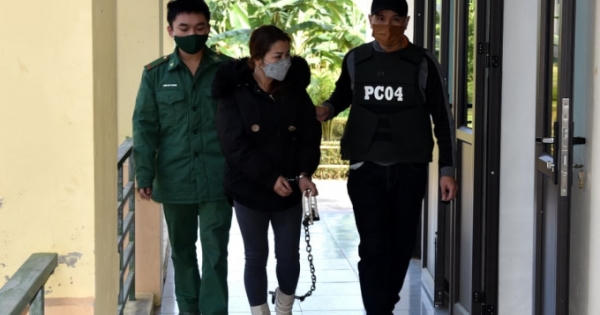 Người phụ nữ vận chuyển 10 bánh heroin với tiền công 50 triệu đồng Người phụ nữ vận chuyển 10 bánh heroin với tiền công 50 triệu đồng