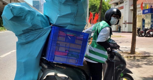 Hà Nội: Đội nắng 40 độ C, shipper "đắt khách"