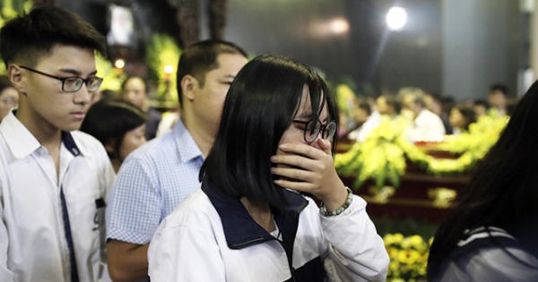 Nghẹn ngào những giọt nước mắt tiễn biệt thầy Văn Như Cương