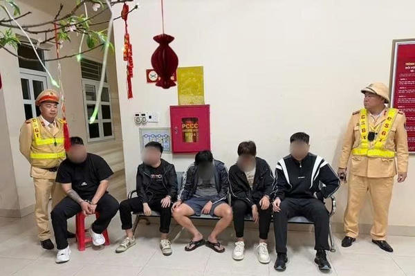 Kiểm tra xe nghi vấn, phát hiện 5 người nước ngoài không giấy tờ