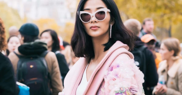 Á hậu Hoàng Thùy xuất hiện nổi bật tại Paris Motor Show