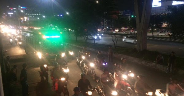 TP HCM: Phát hiện người đàn ông tử vong trong tư thế quỳ gối dưới cây xanh