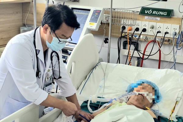 Cảnh báo tình trạng ngộ độc khí CO do đốt than trong phòng kín sưởi ấm