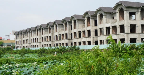 Vì sao hơn 40 căn biệt thự triệu đô bị hoang hóa ở hồ Tây?