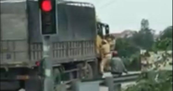Tạm giữ tài xế xe tải trong vụ hai CSGT đu bám trên cửa ca bin