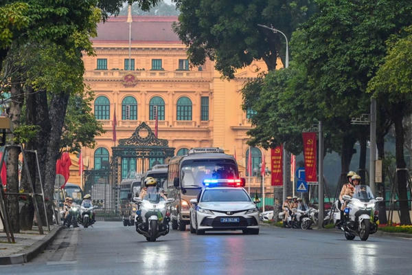 Công an Hà Nội diễn tập phương án dẫn đoàn, xếp xe phục vụ Đại hội XIV của Đảng