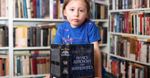 Khả năng kỳ lạ của thần đồng 5 tuổi thông minh nhất hành tinh