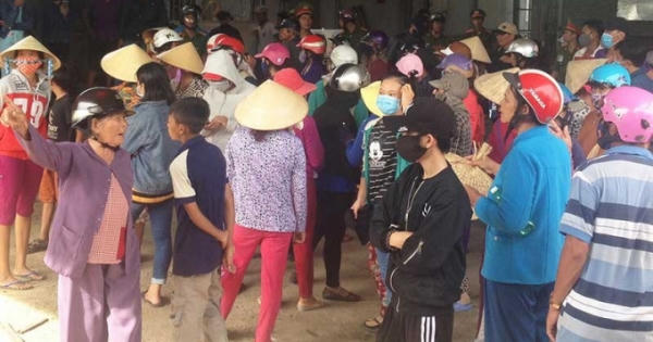 Phú Yên: Vây công ty, tìm "thủ phạm" đầu độc 600.000 con tôm hùm