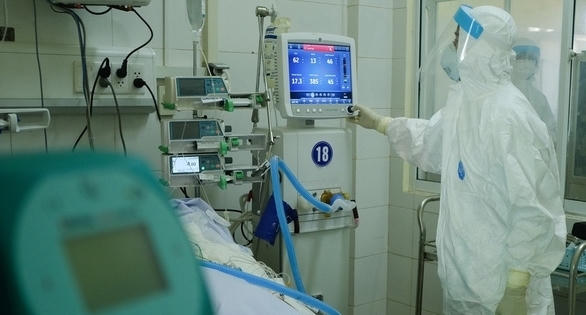 Việt Nam có gần 1.100 ca COVID-19 đang thở máy và ECMO